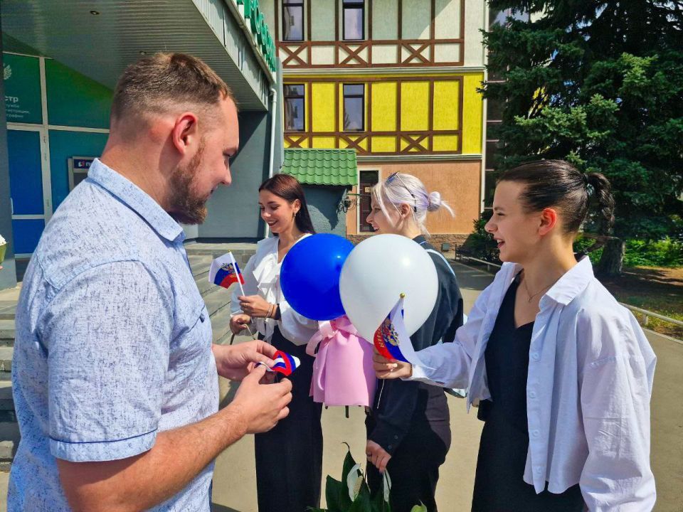 В честь государственного праздника страны Молодежный совет Росреестра вышел на улицы, чтобы поделиться праздничным настроением с жителями Луганской Народной Республики