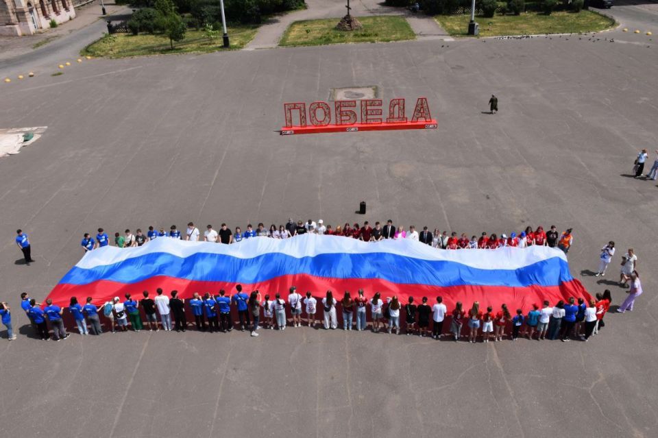 Сила России — в единстве!. В Алчевске прошёл патриотический флешмоб, приуроченный ко Дню России