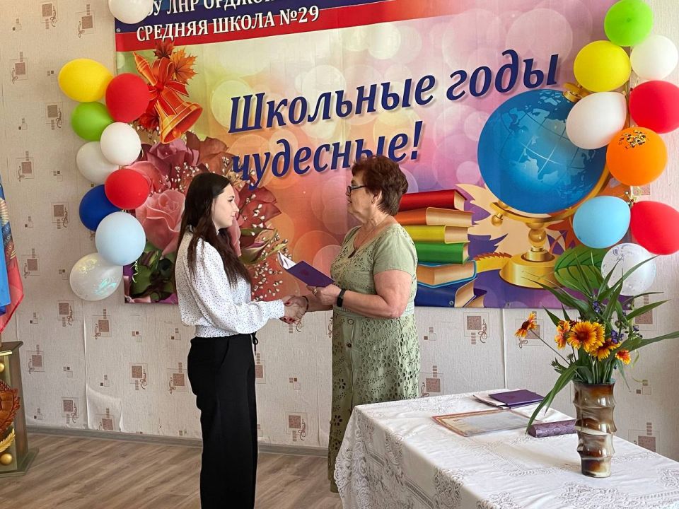 В образовательных учреждениях Краснодонского муниципального округа продолжаются торжественные мероприятия по вручению аттестатов об основном общем образовании для выпускников 9-х классов