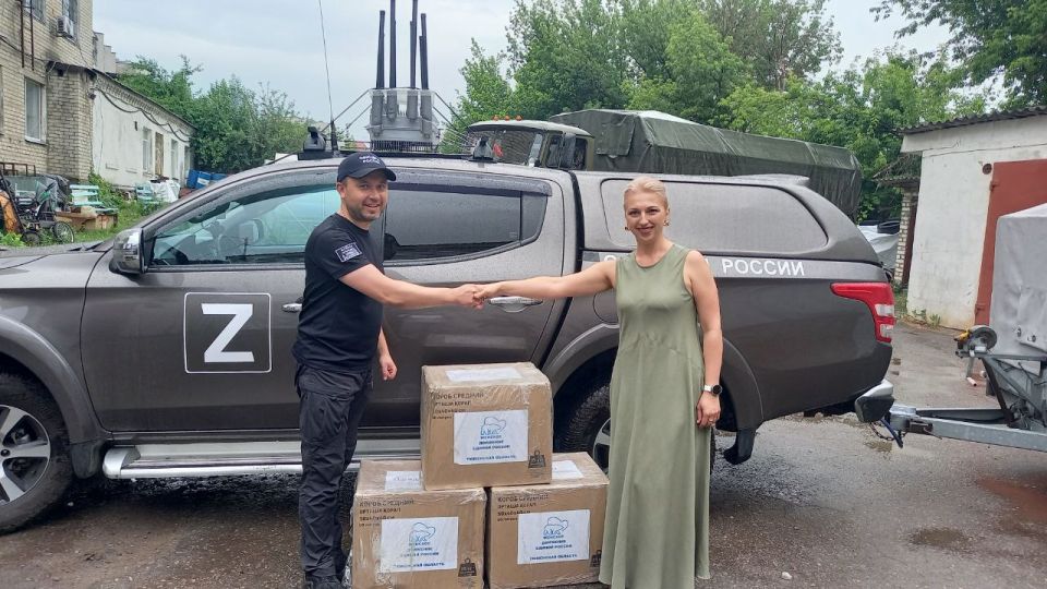 Владимир Шавлай: Заместитель Председателя Совета Краснодонского муниципального округа, муниципальный координатор "Женского движения Единой России" - Анна Китаева, встретила партию гуманитарного груза для женщин и детей...