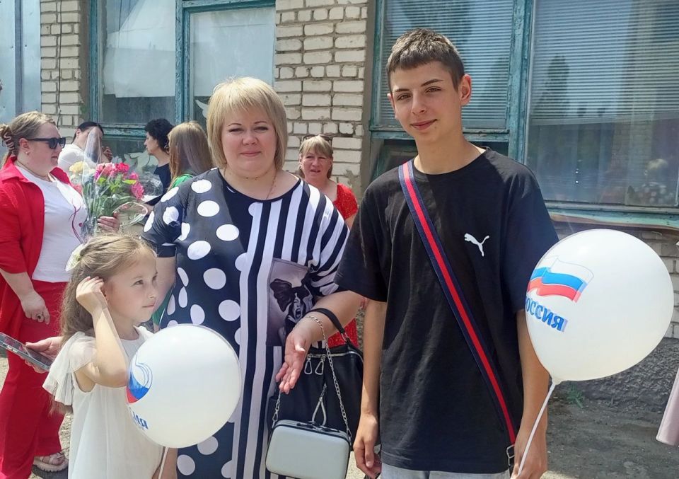 Ученики Ровеньковской школы № 3 им. А. Ф. Бурды подарили городу праздник накануне Дня России