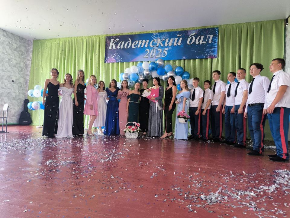 В Ясеновской школе №2 прошел выпускной кадетский бал