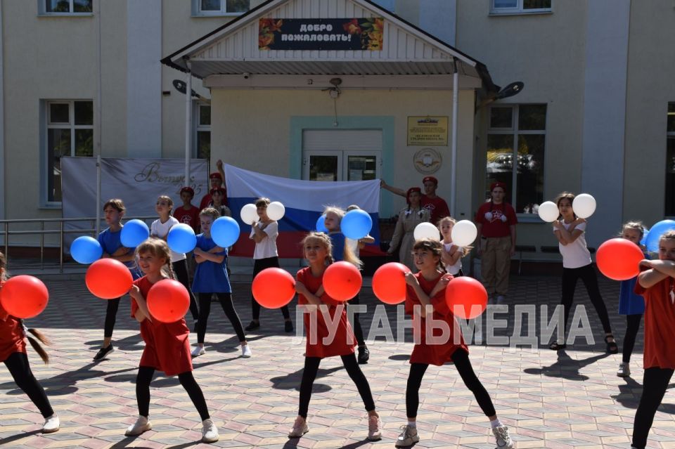 В Беловодске прошел праздничный флешмоб «Я, ты, он, она – вместе целая страна», посвященный Дню России