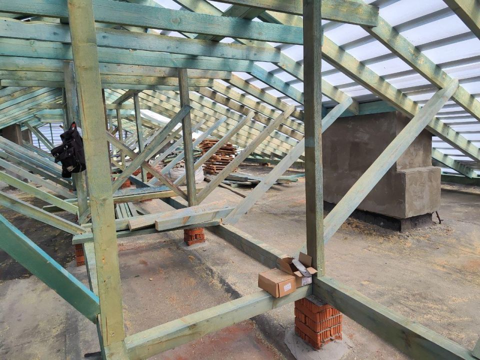 В Брянке продолжается ремонт кровель в рамках Специального инфраструктурного проекта