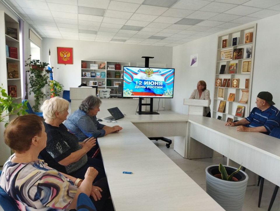 Андрей Рубанцов: Ко Дню России работники центральной библиотеки им. Г.Сковороды подготовили и провели праздничный музыкально-поэтический час «Русь моя, Россия, дом, земля и мать..!»