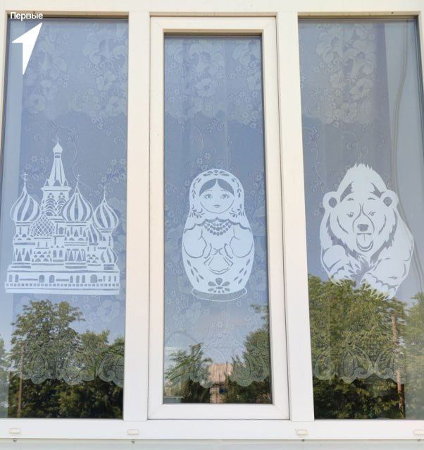 В канун Дня России активисты «Движения первых» Белокуракинского муниципального округа с большим энтузиазмом приняли участие в акции «Окна России»