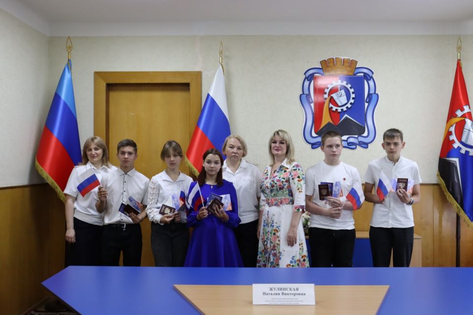 В преддверии Дня России юные стахановчане получили свои первые паспорта
