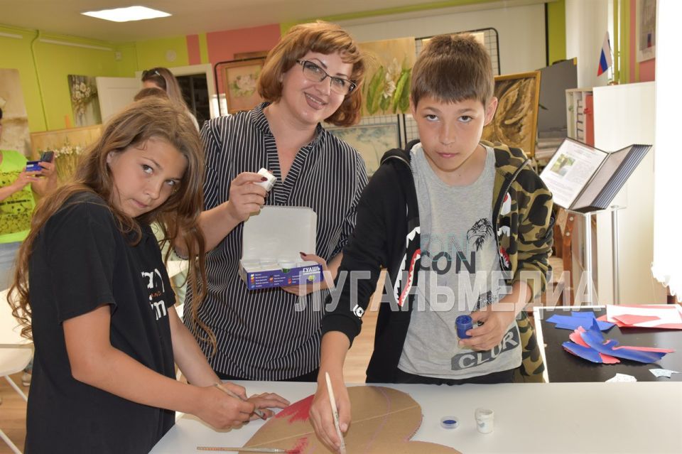 В Детском центре музея истории города Первомайска были проведены мастер-классы для детей и подростков по изготовлению праздничного декора ко Дню России
