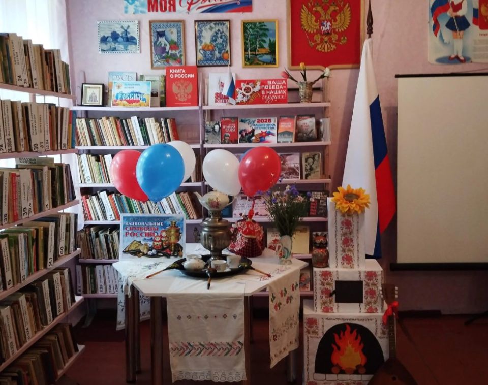 Накануне Дня России сотрудники библиотеки квартала Гагарина для ребят 3-го отряда пришкольной оздоровительной площадки провели исторический экскурс «Наш дом – Россия»