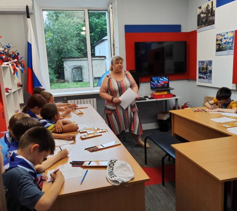 Сотрудники Антрацитовского исторического музея подготовили и провели интерактивные музейные уроки, посвященные Дню России для учащихся 1-4 классов пришкольного лагеря АСШ № 19 им. В.А. Салиты