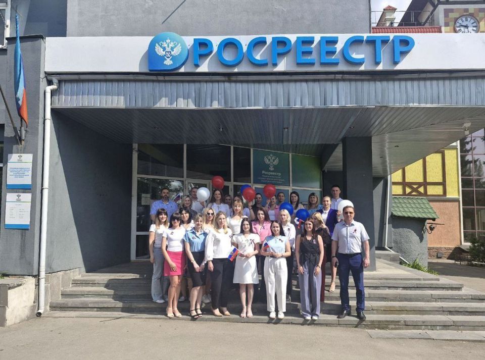 Сотрудники Управления Росреестра по ЛНР совместно с Управлением Министерства юстиции России по ЛНР приняли участие во Всероссийской акции «Флаги России»