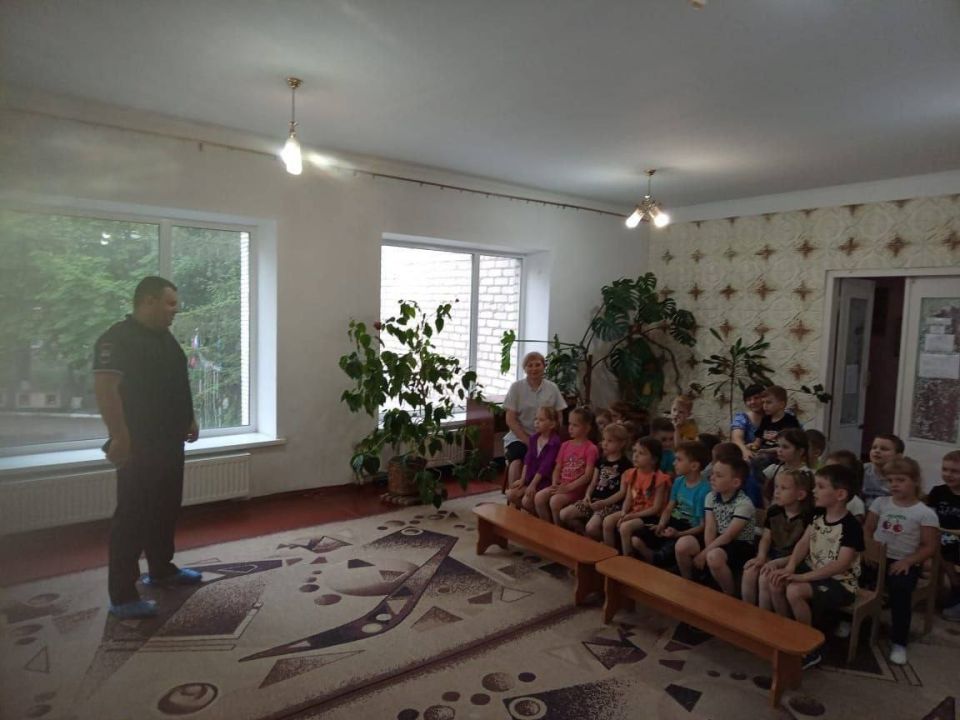 Сотрудники ОГИБДД ОМВД России "Краснолучский" провели урок безопасности в Краснолучском детском саду № 55 "Родничек"