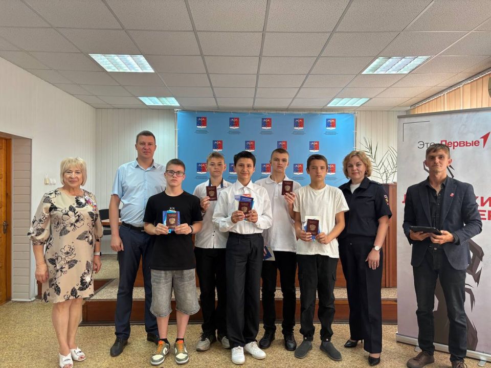 Альберт Зинченко: Сегодня, накануне Дня России, первый заместитель Главы Администрации Станично-Луганского МО Владимир Макеев совместно с председателем Совета Станично-Луганского МО Татьяной Пономаревой приняли участие в...