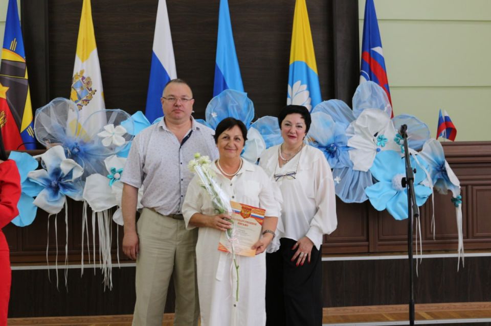 В Администрации Антрацитовского муниципального округа состоялось торжественное мероприятие «Врач - профессия вечная», посвящённое Дню медицинского работника