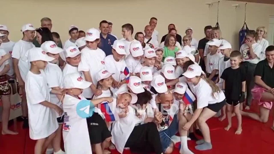 В Брянке открыт обновленный зал, где будут тренироваться воспитанники секции тайского бокса «Девяточка»