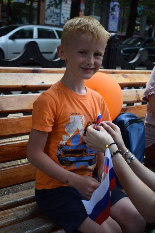 С Днём России!. В преддверии Дня России команда «Молодой Гвардии Единой России» вышла на улицы города, чтобы поздравить жителей с наступающим праздником! Активисты раздали ленточки и флажки с триколором нашего государства...