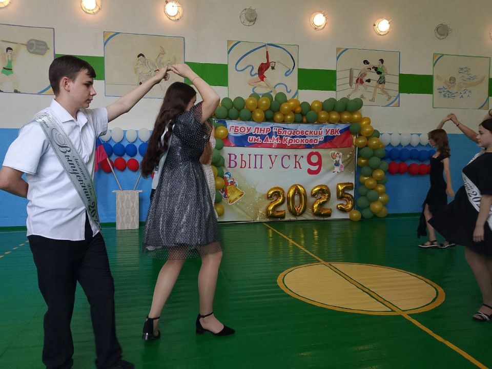 В Ровеньковских школах состоялся трогательный и волнующий праздник - выпускной для девятиклассников