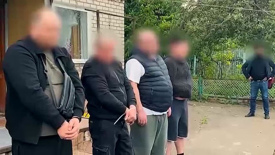 Наркоторговцы перевозили наркотики под видом гумпомощи для военнослужащих и продавали их в ДНР, ЛНР, Крыму и Ростовской области