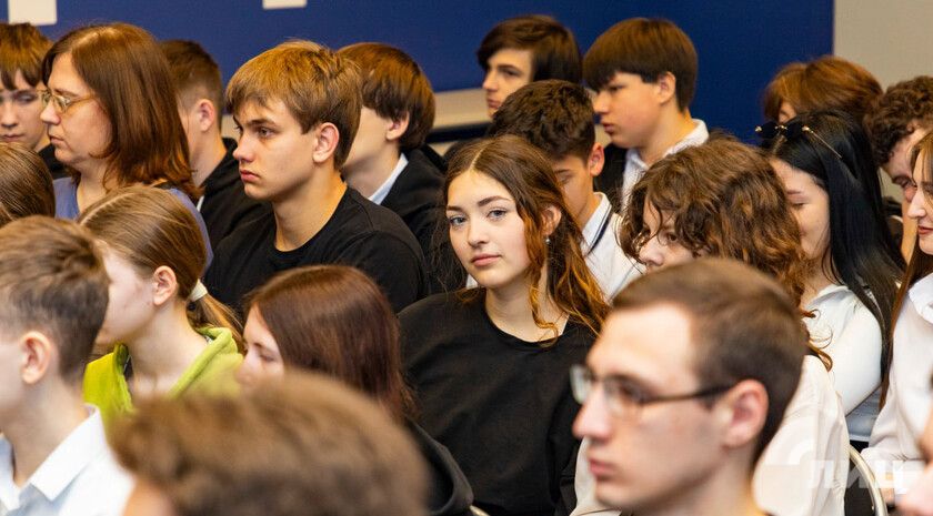 Около тысячи жителей ЛНР приняли участие в конкурсе «Новая Республика — руками молодежи»