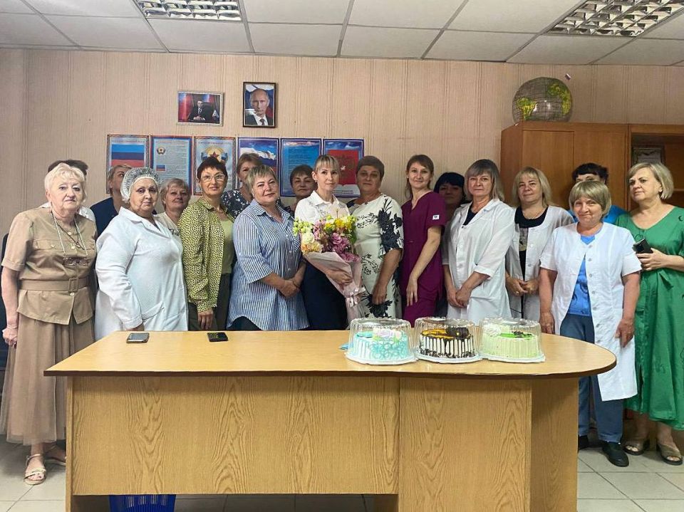 В преддверии Дня медицинского работника начальник отдела по жизнеобеспечению пгт Калиново Рита Батырь поздравила с наступающим профессиональным праздником трудовой коллектив Калиновской участковой больницы