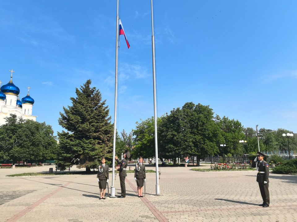 Сергей Козенко: Сегодня в Краснодоне День России начался с особого, значимого события — торжественного поднятия государственного флага Российской Федерации