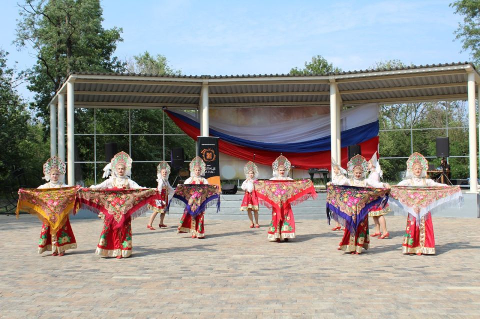 Сергей Козенко: Сегодня Краснодон наполнился радостью и весельем, ведь мы отмечаем замечательный праздник – День России! Весь день в нашем городе проходят праздничные мероприятия