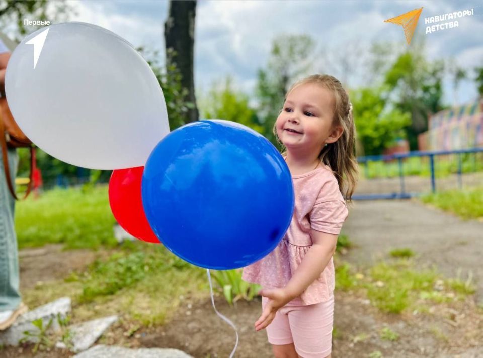 Андрей Рубанцов: В День России представители проекта «Навигаторы детства» и российского движения детей и молодежи «Движение первых» города Ровеньки провели в парке Героев Великой Отечественной войны акцию «Три цвета России»