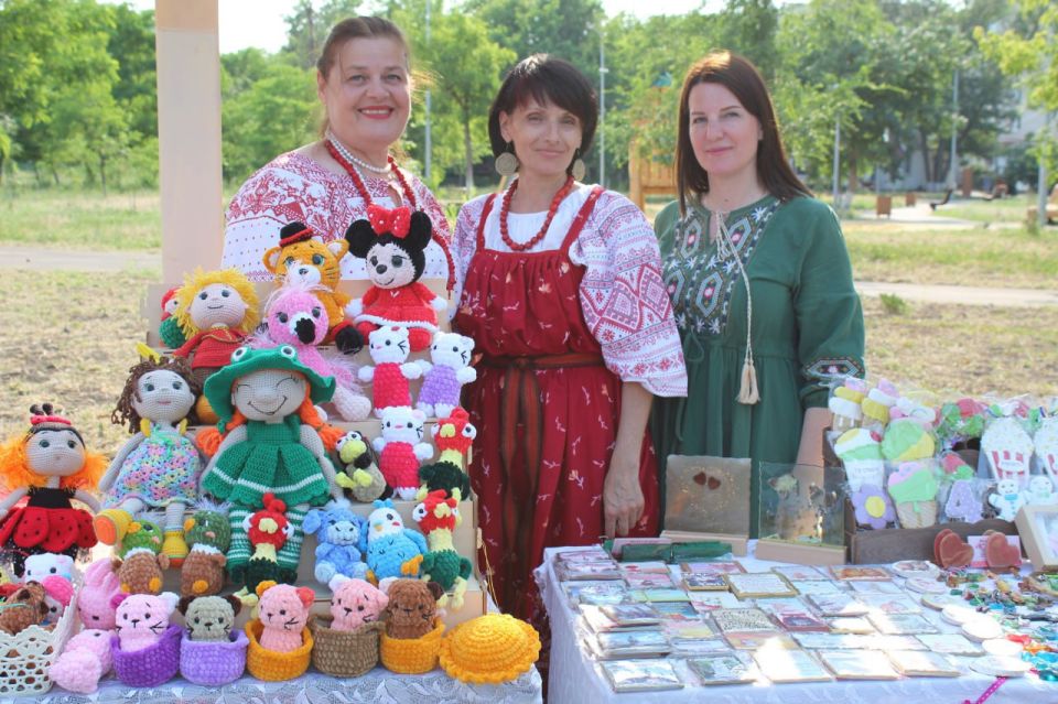Сергей Козенко: Ярким моментом мероприятия стало дефиле мастеров декоративно-прикладного искусства «Кудесница», где были представлены великолепные рукодельные сарафаны