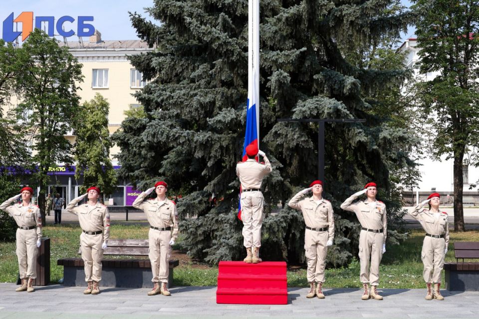 В Луганске подняли триколор в честь Дня России