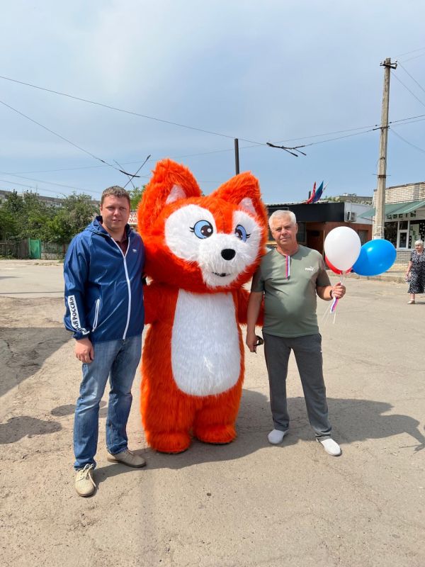 Активисты Лисичанского местного отделения партии «Единая Россия» поздравили лисичан с государственным праздником — Днем России