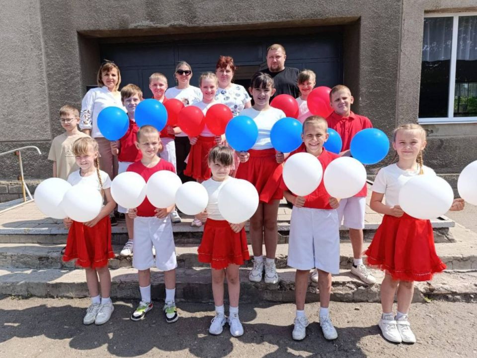 В честь Дня России в Миусинске состоялся яркий флешмоб, в котором приняли участие сотрудники отдела жизнеобеспечения, работники Дворца культуры , сторонники партии «Единая Россия»