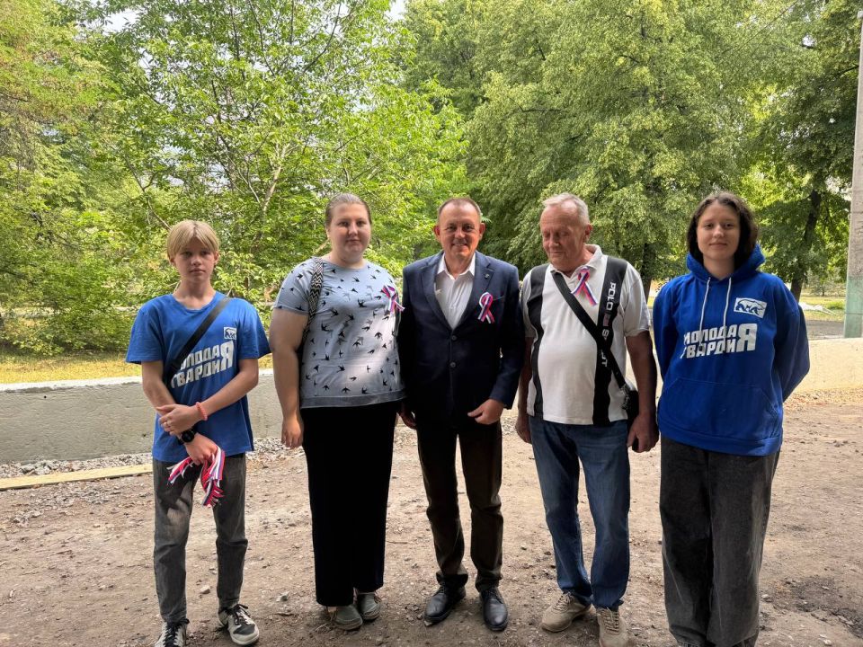 Акцию по раздаче ленточек-триколоров, посвященную Дню России, также поддержали активисты Славяносербского местного отделения «Молодой гвардии Единой России»