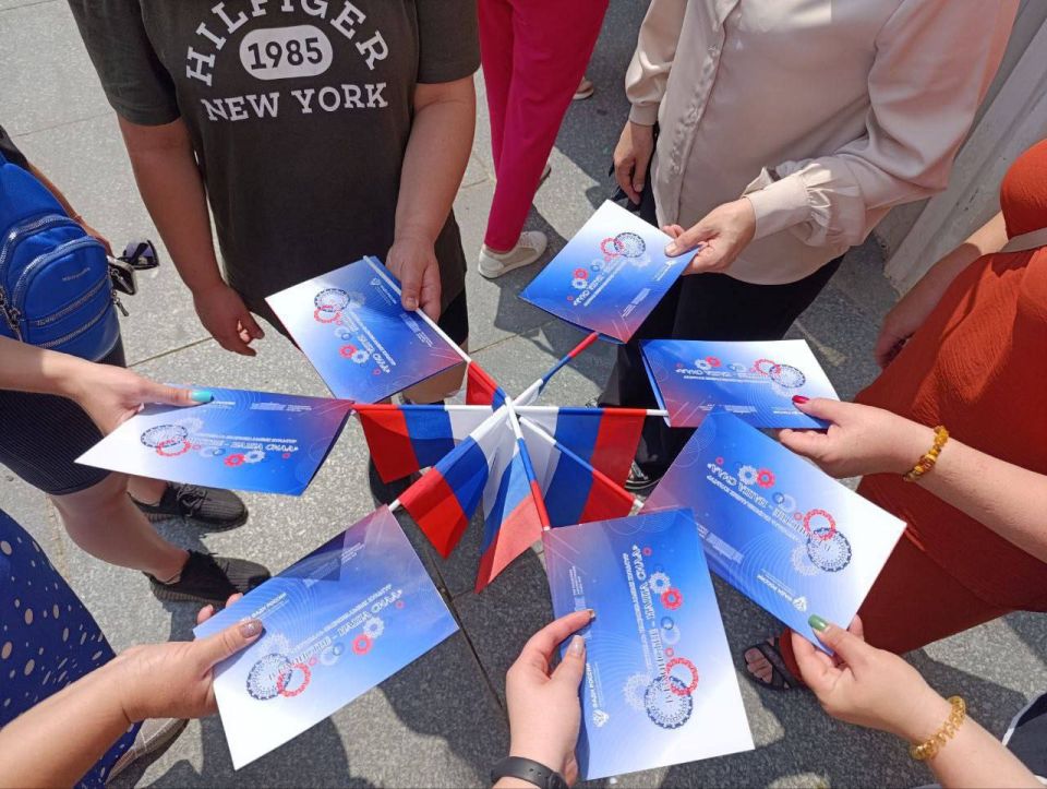 Один народ – одна Россия!. Сегодня наши герои из Нижнетепловского и Петровского отделов жизнеобеспечения зарядились духом патриотизма на фестивале ко Дню России в Луганском драмтеатре! Яркие эмоции, мощная программа и...