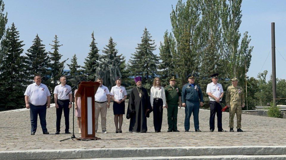 Андрей Рубанцов: Сегодня, в торжественный для всех граждан нашей страны день – День России, у Мемориального комплекса «Слава» вручил сотрудникам охранного агентства Медали «За охрану объектов в зоне специальной военной...