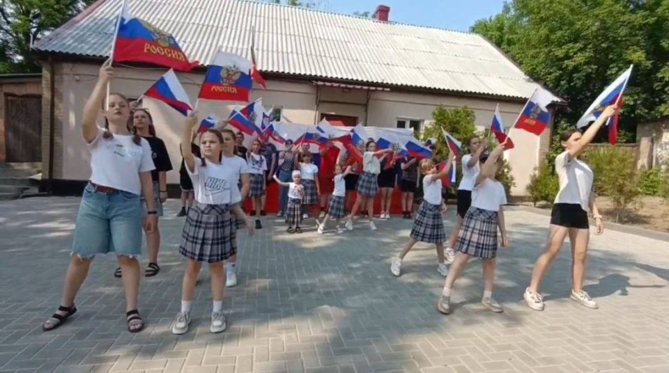 В пгт Хрустальное прошел патриотический флешмоб ко Дню России, объединивший сотрудников отдела жизнеобеспечения, участников филиала №5 местного клуба, активистов партии «Единая Россия» и жителей поселка