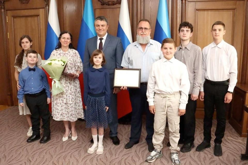 В семье 12 ребятишек: Многодетная мать из Лисичанска получила орден от Президента России