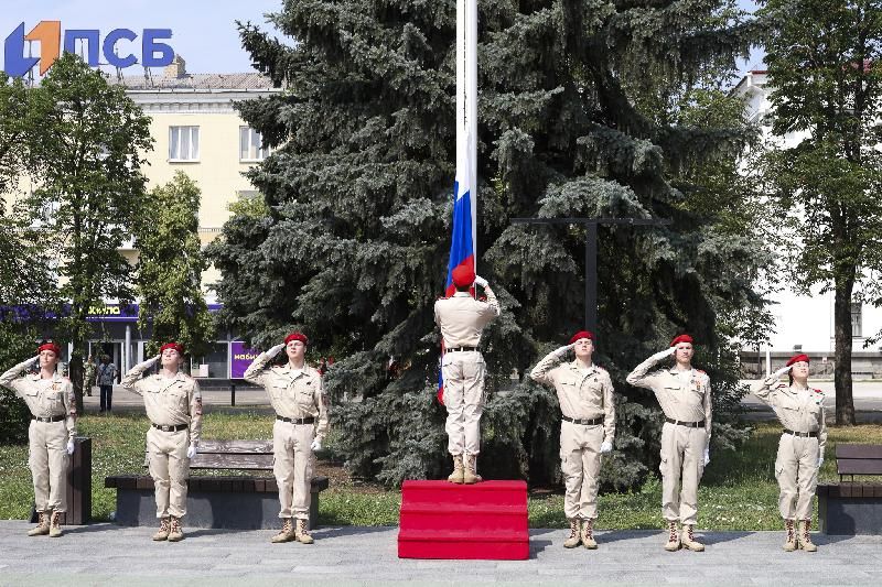 В Луганске подняли триколор в честь Дня России