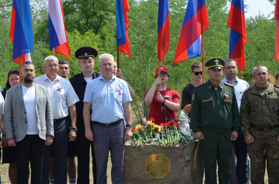 Закладка камня под основание будущего памятника жителям округа, погибшим в ходе специальной военной операции, состоялась в Краснодоне в День России