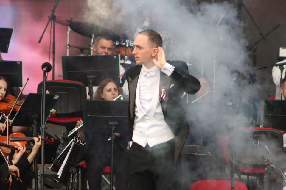 Луганская Народная Республика отпраздновала День России масштабным концертом, собравшим тысячи зрителей