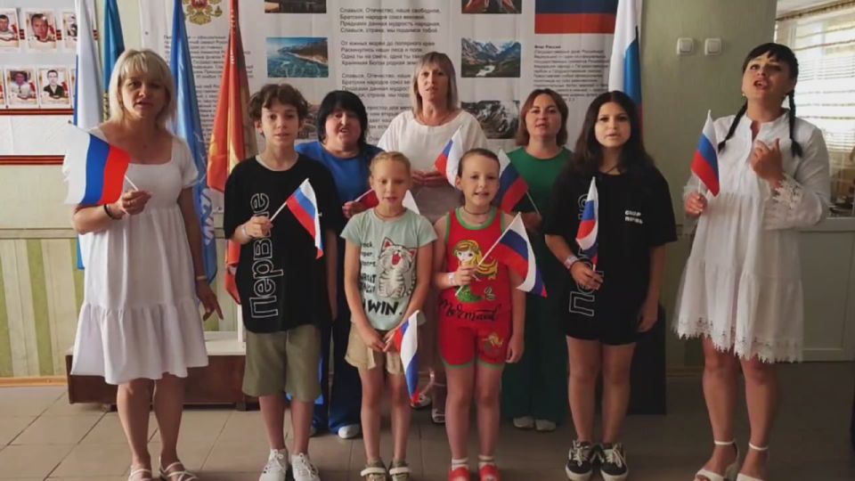 Активисты первичного отделения «Единой России» №3 – сотрудники Хорошенской средней школы имени Комбата Алексея Гордеевича Еременко вместе со школьниками песней «Матушка-земля» поздравляют россиян с Днем Родины – с Днем...