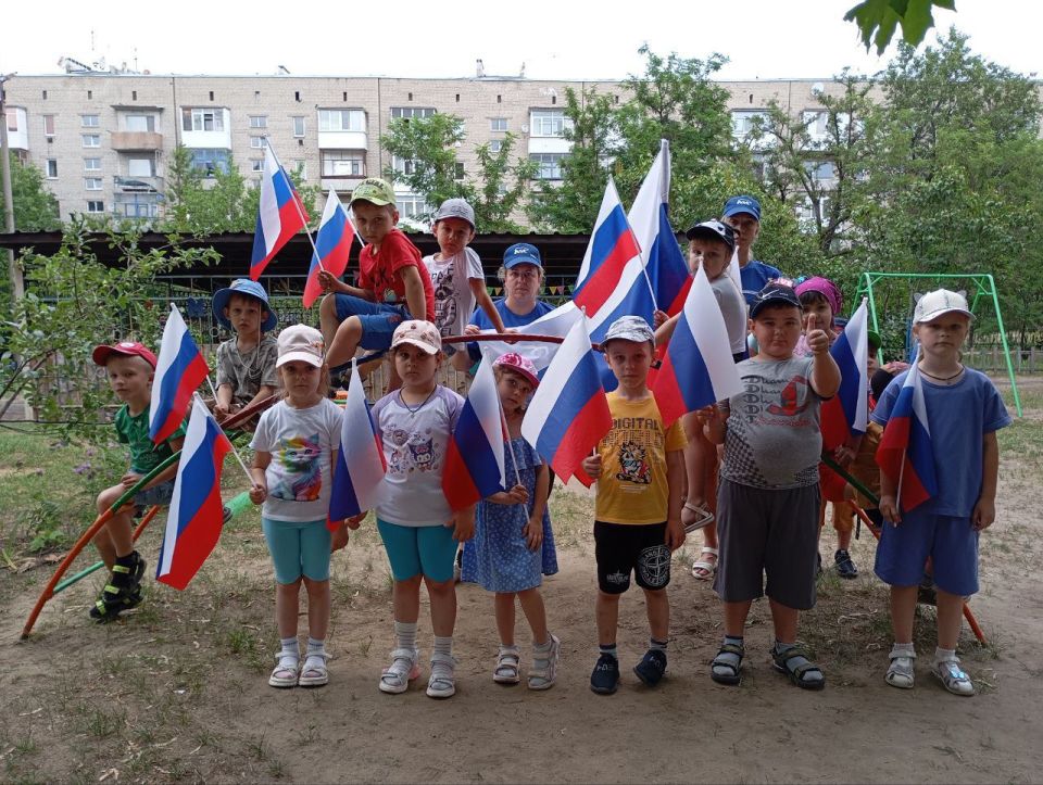 Нам праздники для радости даны, Мы знаем их немало, самых разных, Но День России, День родной страны, Для нас, конечно, – самый главный праздник!