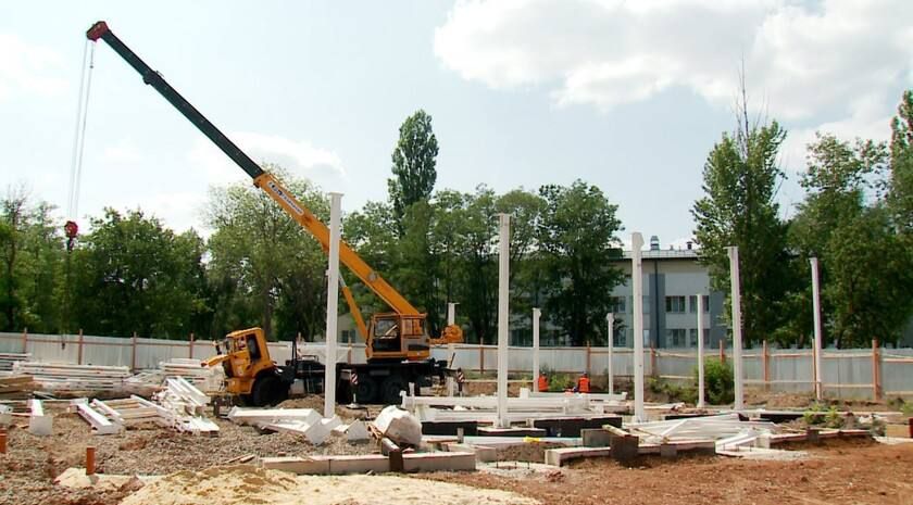 Специалисты тюменской подрядной организации начали монтаж металлических конструкций, которые станут основой нового здания подстанции скорой медицинской помощи в Краснодоне