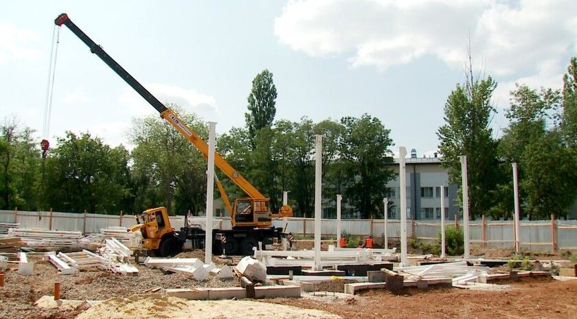 Тюменские специалисты начали монтаж нового здания скорой помощи в Краснодоне