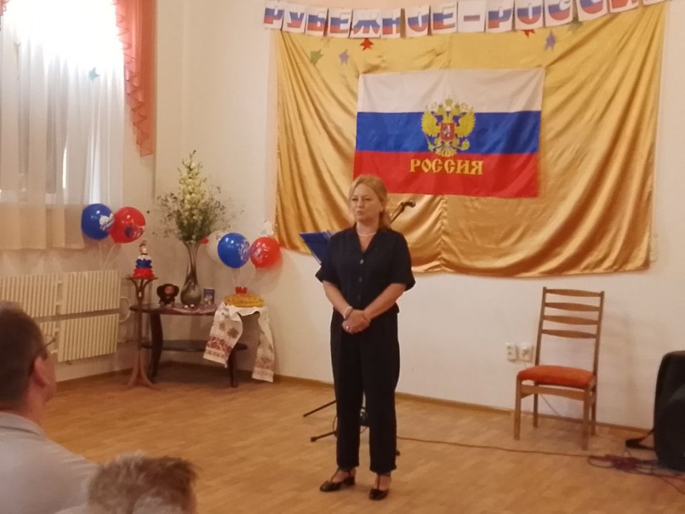 12 июня, в День России, сотрудниками Дворца культуры, библиотеки и музея города Рубежное была проведена праздничная концертная программа и выставка городских художников и мастеров декоративно-прикладного искусства