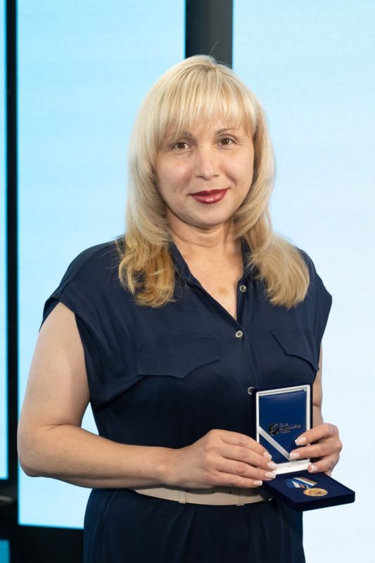 Генеральный директор ГТРК ЛНР Елена Прасолова награждена Почетным знаком Союза журналистов России «Честь. Достоинство. Профессионализм»