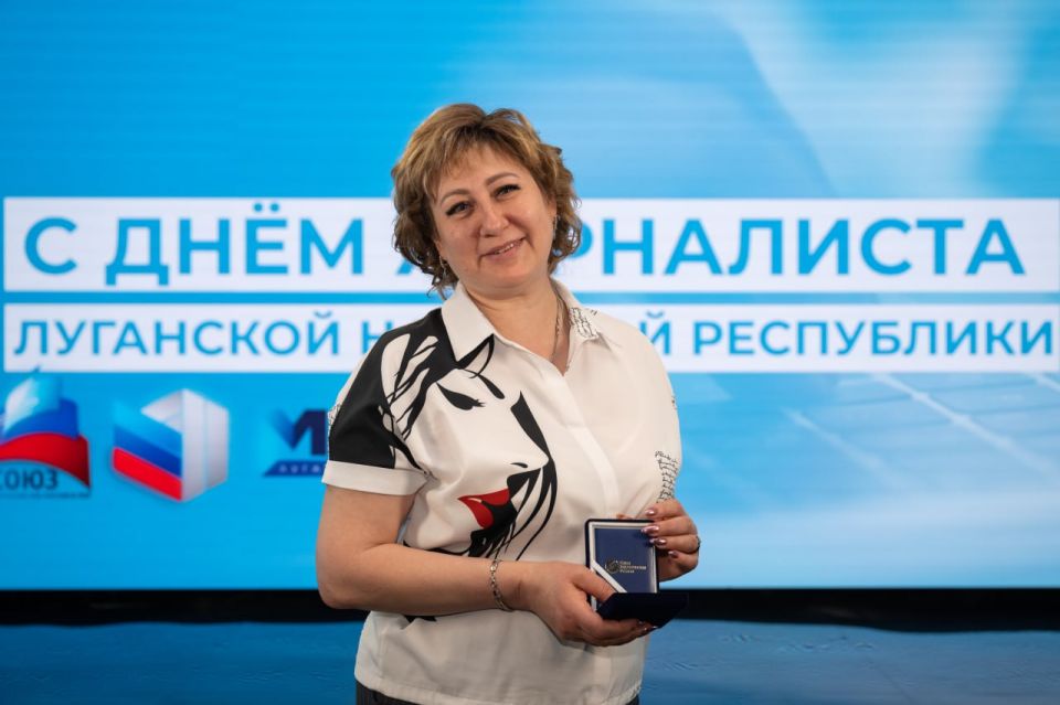 Директор телевизионных программ ГТРК ЛНР Марианна Пономарева отмечена Почетным знаком «Ветеран журналистики» от Союза журналистов России