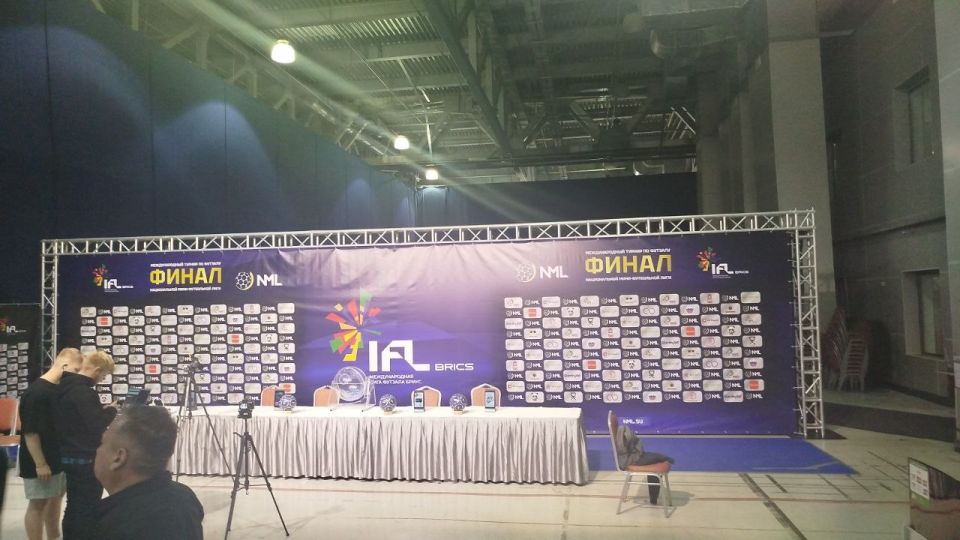 Вячеслав Третьяков: Дорогие земляки!. В Москве стартовал Финал Национальной Мини-Футбольной Лиги БРИКС! Наши парни, представляющие Кременской муниципальный округ и весь регион ЛНР, своей упорной игрой заслужили право...