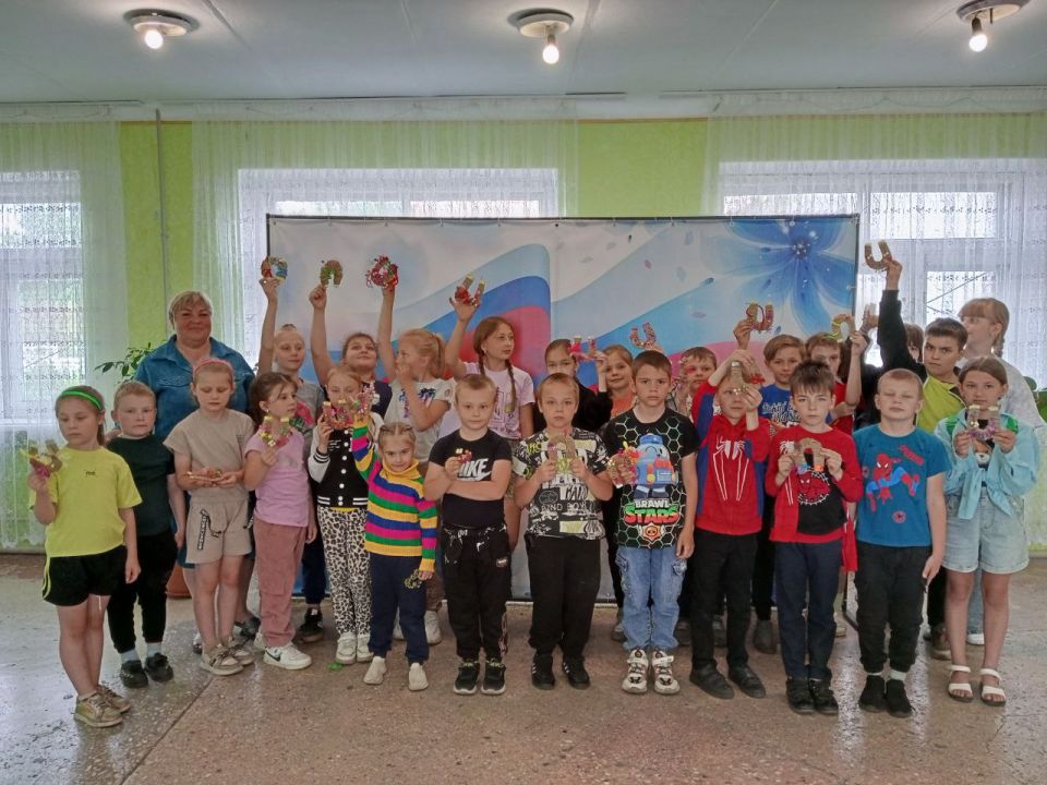 В Доме культуры им. Ленина пгт Новодарьевка прошел мастер - класс «Обереги» по изготовлению подковы счастья, для детей пришкольной тематической площадки «Планета детства»