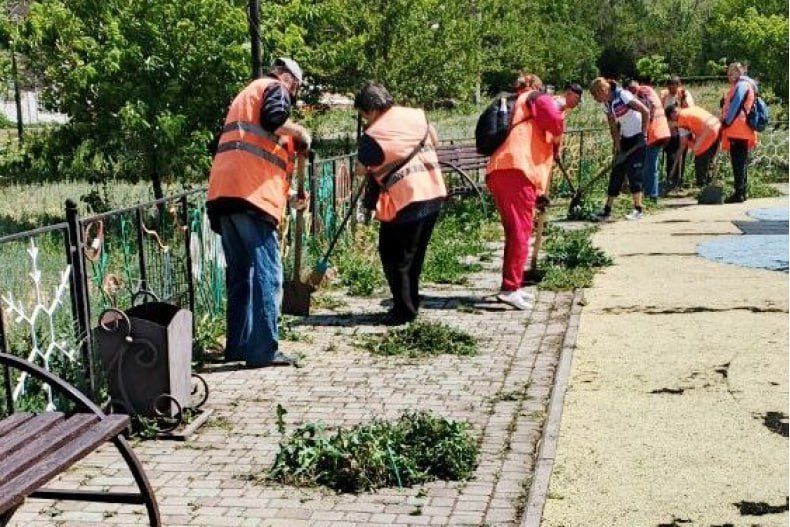 В Свердловском муниципалитете МУП «Благоустройство «СМО» производят уборку в Шахтерском сквере