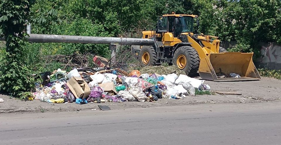 В Антрацитовском муниципальном округе продолжается активная работа по улучшению санитарного состояния территории